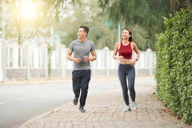 Pareja corriendo en la calle