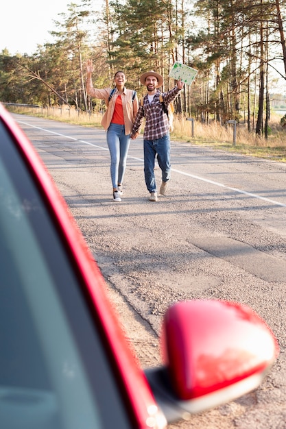 Pareja corriendo para conseguir un viaje a un nuevo destino