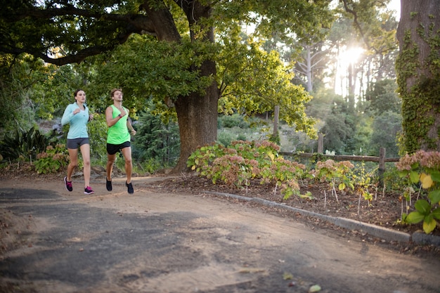 Pareja corriendo en el parque