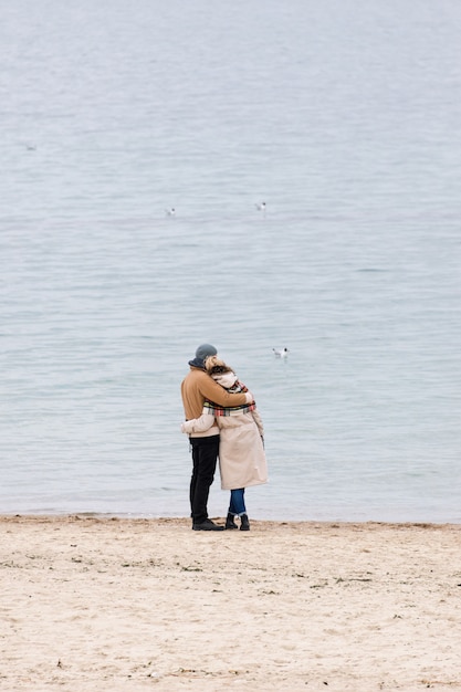 pareja en la costa mirando al mar