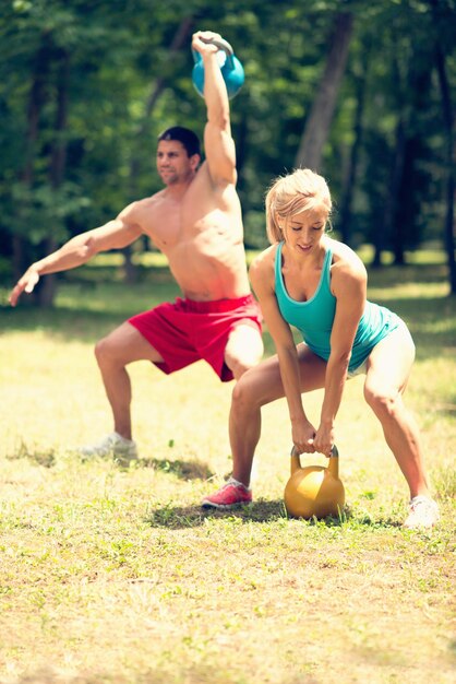 Pareja de cross fit haciendo ejercicio