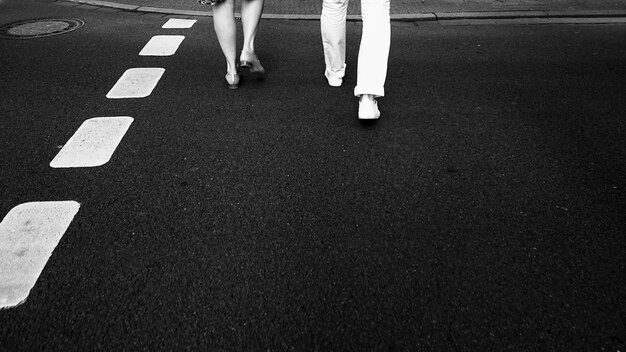 Una pareja cruzando la calle.