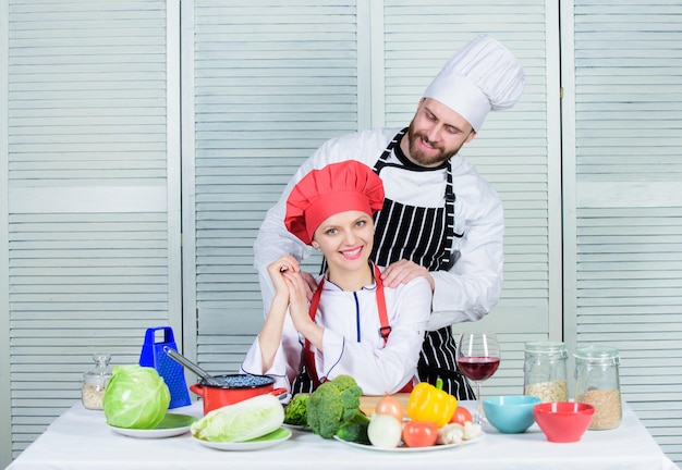 Pareja culinaria de mujer y hombre barbudo Desafío culinario definitivo Las parejas compiten en artes culinarias Razones por las que las parejas cocinan juntas Cocinar con su cónyuge puede fortalecer las relaciones