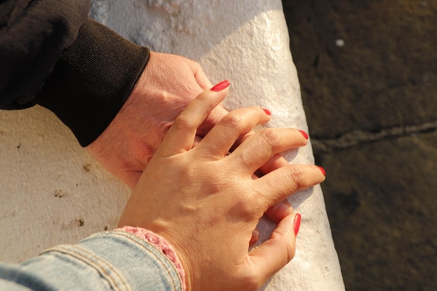 pareja dándose la mano en la calle