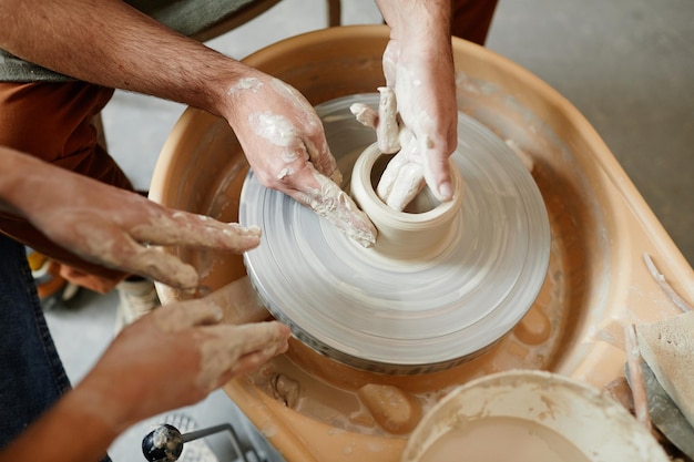 Pareja, dar forma, cerámica, en, alfarería, rueda