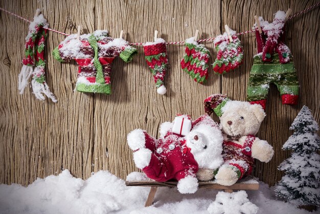 Pareja de decoración de Navidad oso de peluche en la silla de madera