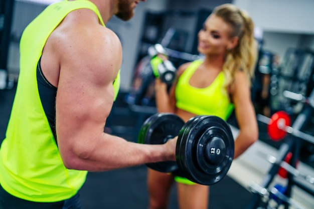 Pareja deportiva entrenando juntos Ejercicio de cuerpo fuerte atlético