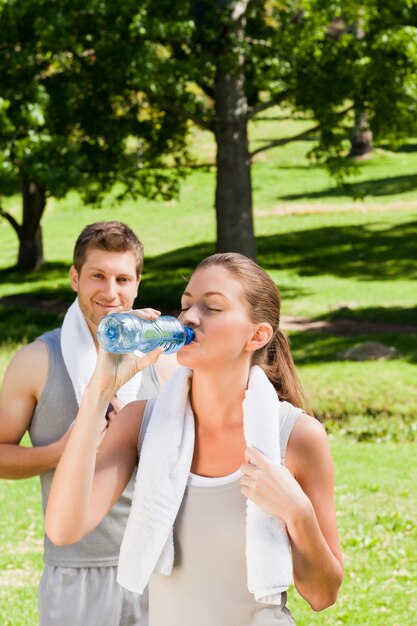 Pareja deportiva en el parque