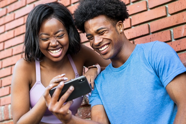 Pareja deportiva con un smartphone