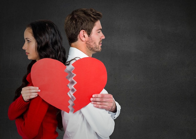 Foto pareja deprimida con corazón roto