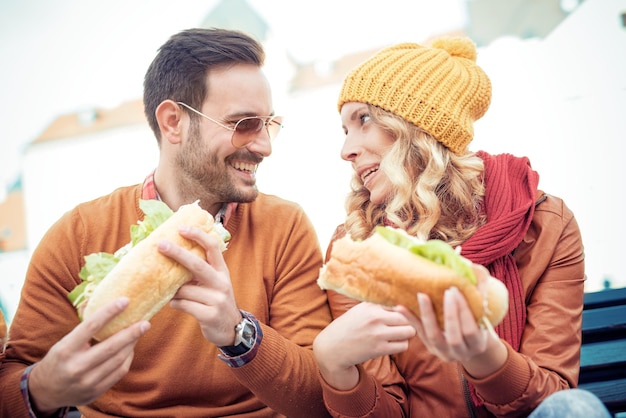 Pareja desayunando al aire libre