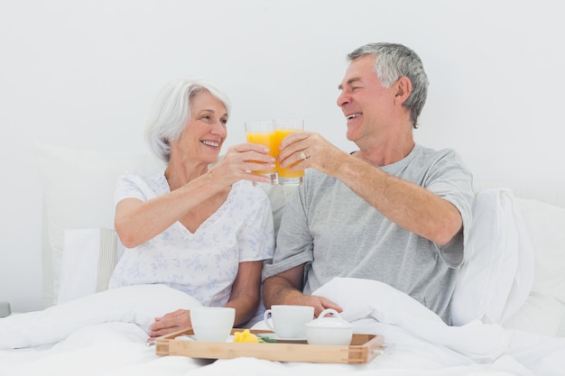 Pareja desayunando en la cama