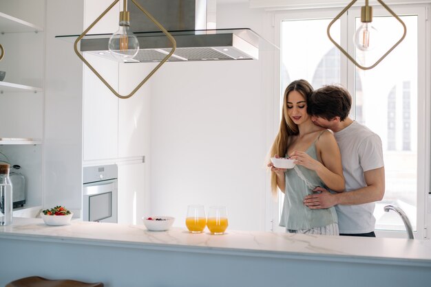 Pareja desayunando en casa