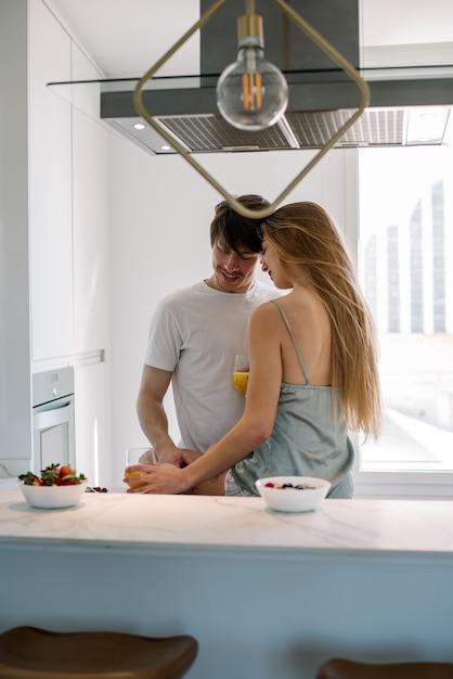 Pareja desayunando en casa