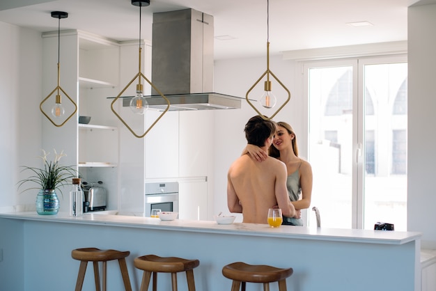 Foto pareja desayunando en casa