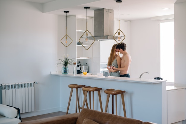 Foto pareja desayunando en casa