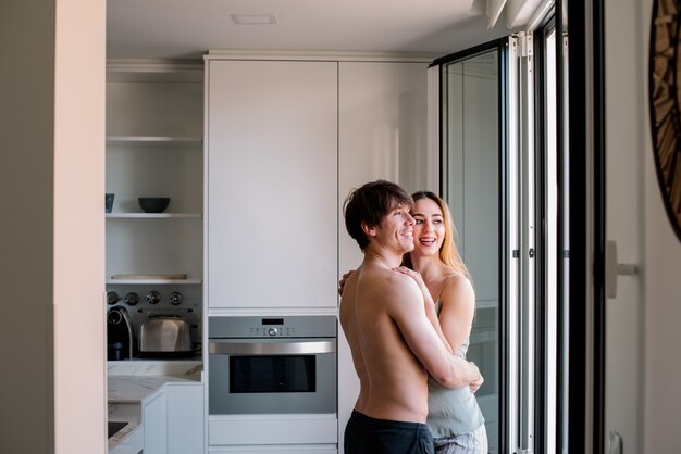 Pareja desayunando en casa