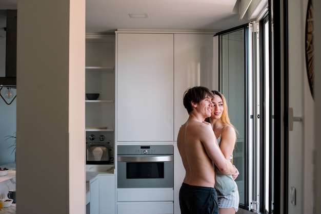 Pareja desayunando en casa