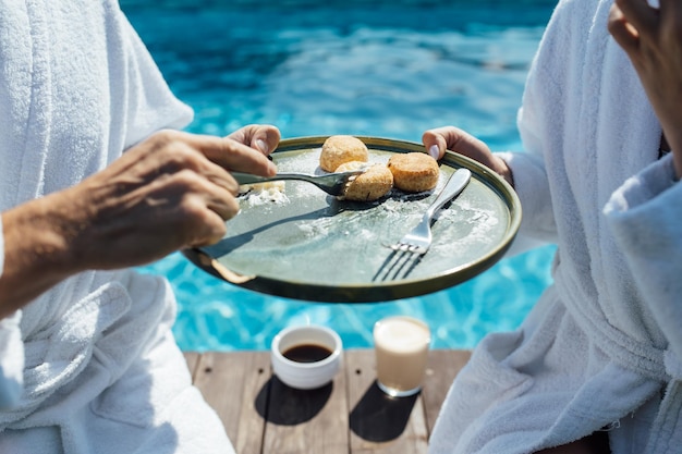 Pareja desayunando en resort de lujo Día soleado