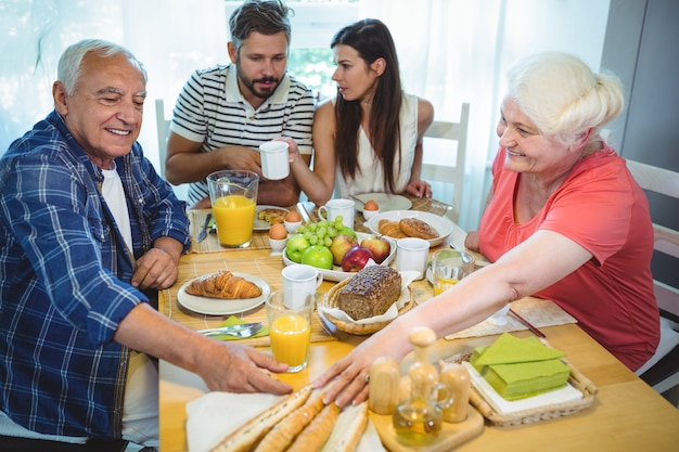 Pareja desayunando con sus padres