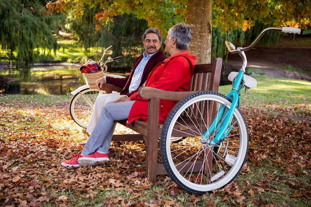 Pareja descansando en un banco en el parque