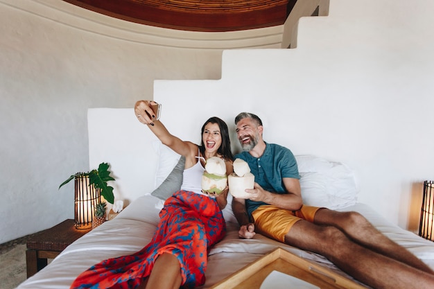 Foto pareja descansando en la cama