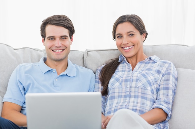 Pareja descansando con una computadora portátil