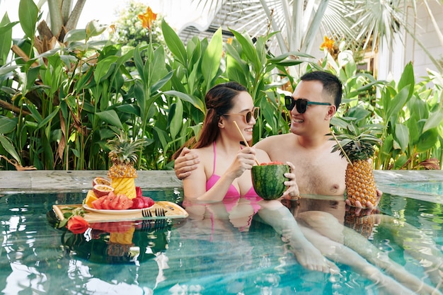 Pareja, descansar, en, piscina