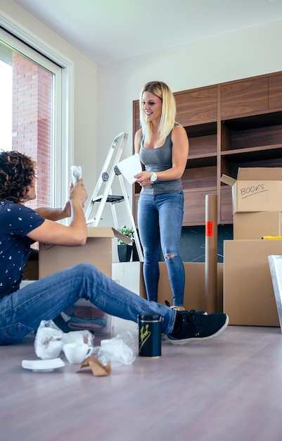 Pareja desempacando cajas de mudanza en su nueva casa