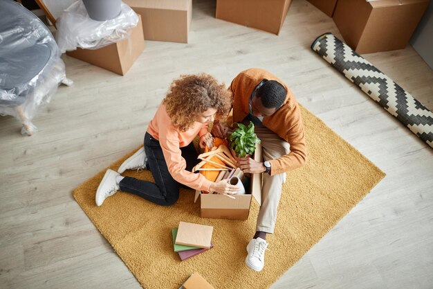 Foto pareja desempacando cosas en un apartamento nuevo