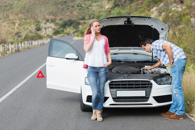 Pareja después de un accidente automovilístico