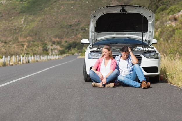 Pareja después de un accidente automovilístico