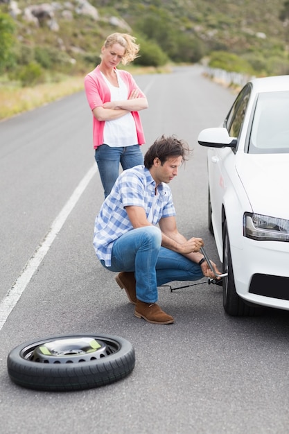 Pareja después de un accidente automovilístico