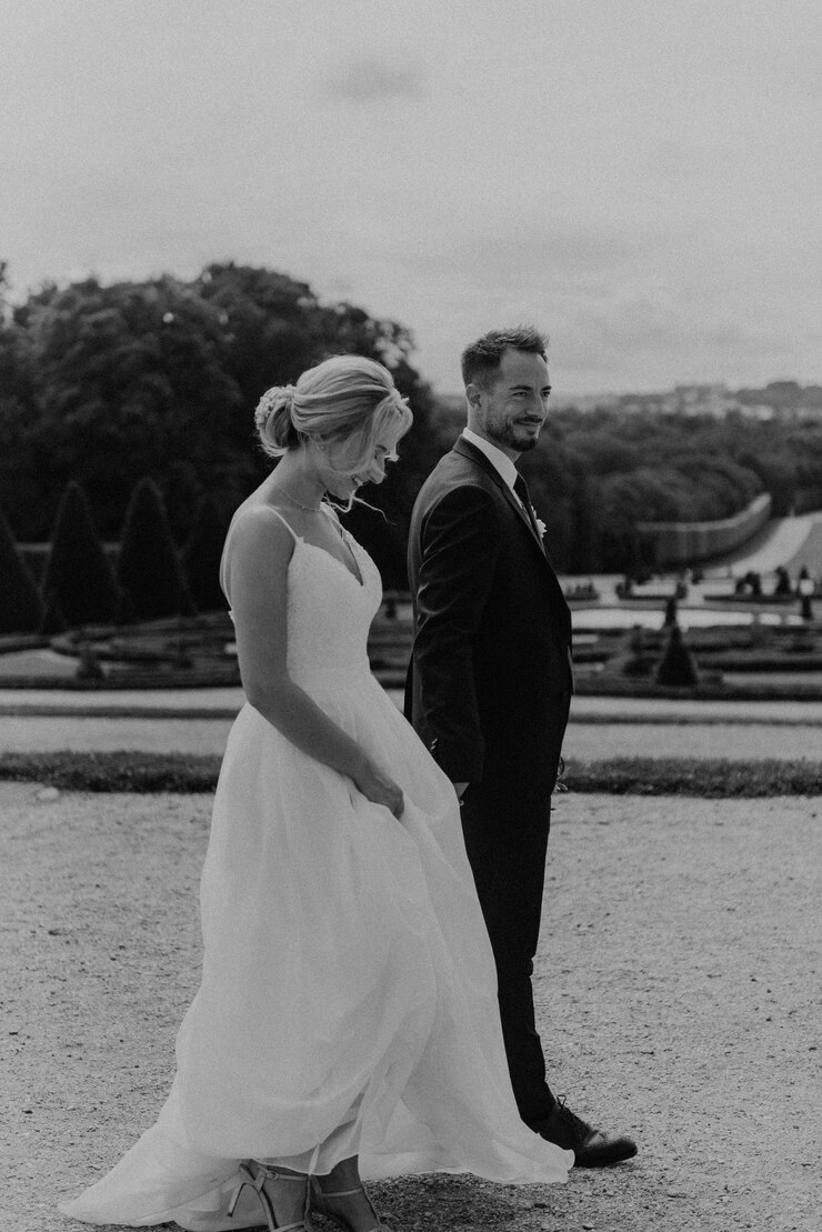 pareja después de la boda en el parque tne cerca del castillo