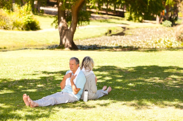 Pareja después de sus streches en el parque