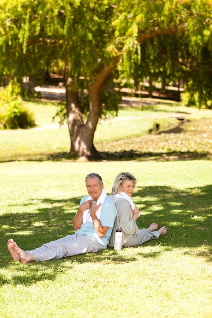 Pareja después de sus streches en el parque