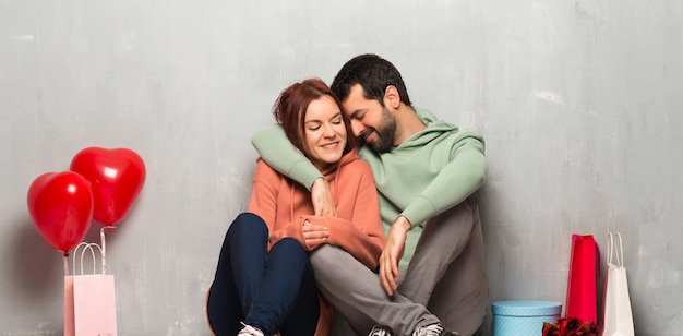 Foto pareja en día de san valentín abrazando