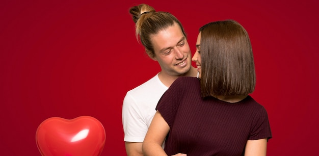 Pareja en día de San Valentín abrazando