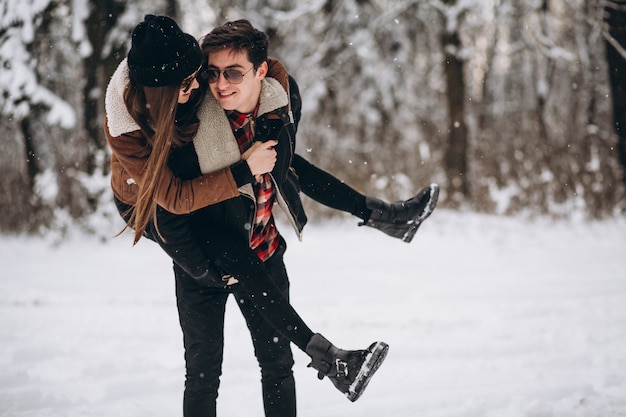 Pareja en el día de San Valentín en el bosque de invierno