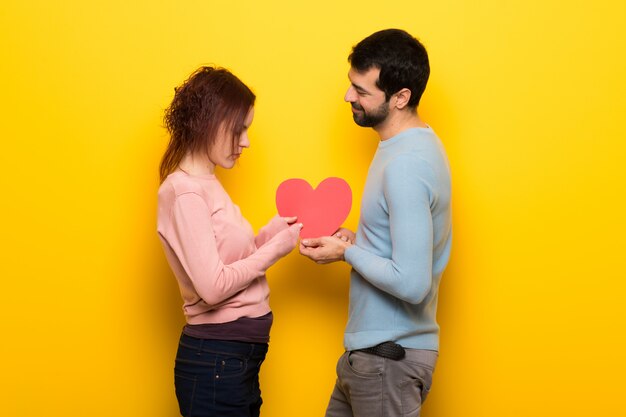 Pareja en el día de San Valentín con caja de regalo