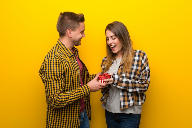 Pareja en el día de San Valentín con caja de regalo