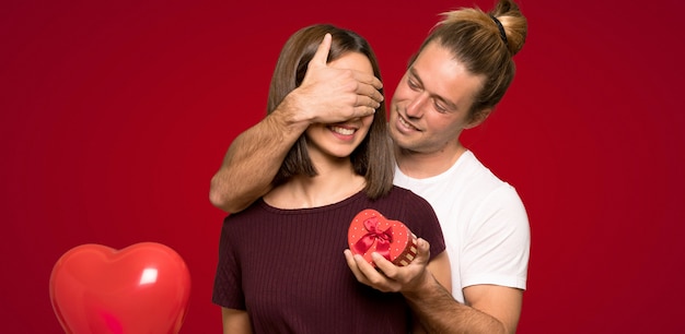 Pareja en el día de San Valentín con caja de regalo