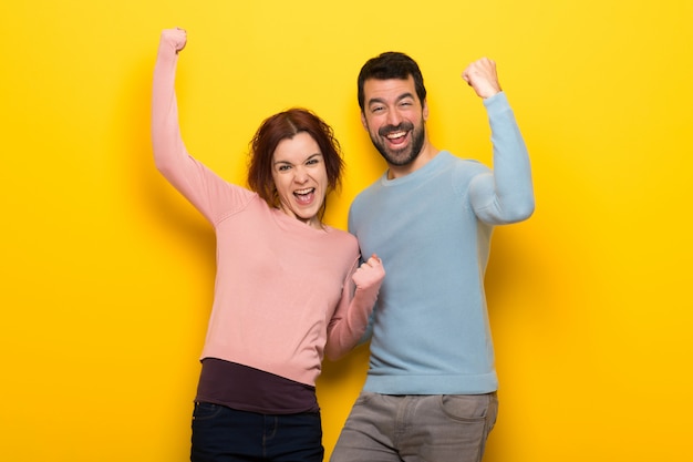 Pareja en el día de San Valentín celebrando una victoria