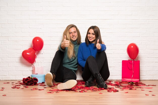 Pareja en el día de San Valentín dando un pulgar arriba gesto