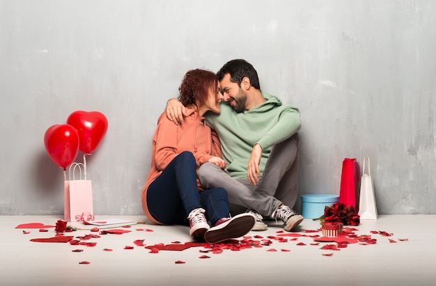 Pareja en el día de San Valentín con expresión feliz