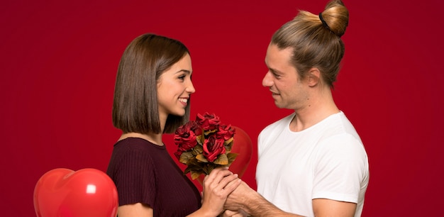 Pareja en el día de San Valentín con flores