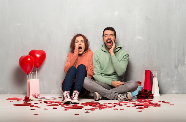 Pareja en el día de San Valentín gritando y anunciando algo.