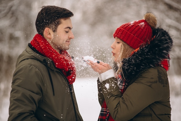 Pareja en el día de San Valentín en un parque de invierno