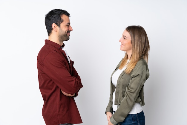 Pareja en el día de San Valentín sobre pared aislada mirándose