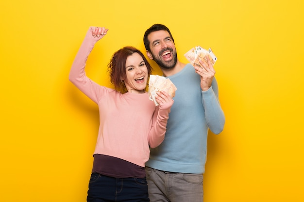 Pareja en el día de San Valentín tomando mucho dinero